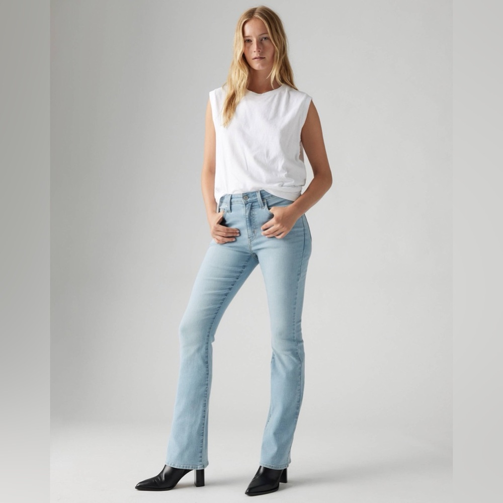 Levi’s 725 High Rise Bootcut Jeans